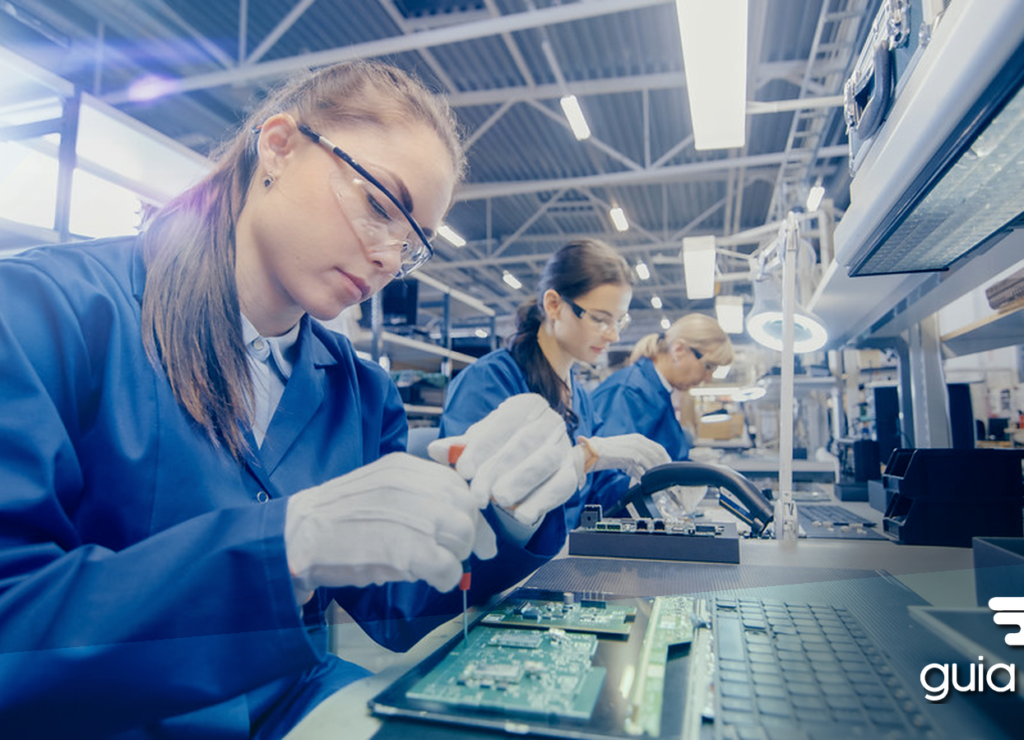Profissional usando tablet em ambiente industrial para auditoria 5S digital