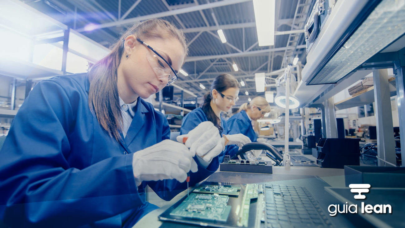 Profissional usando tablet em ambiente industrial para auditoria 5S digital